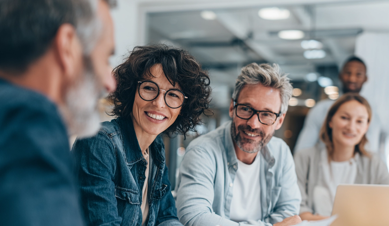 iimi keskustelee asiakaspalautteesta modernissa toimistossa.